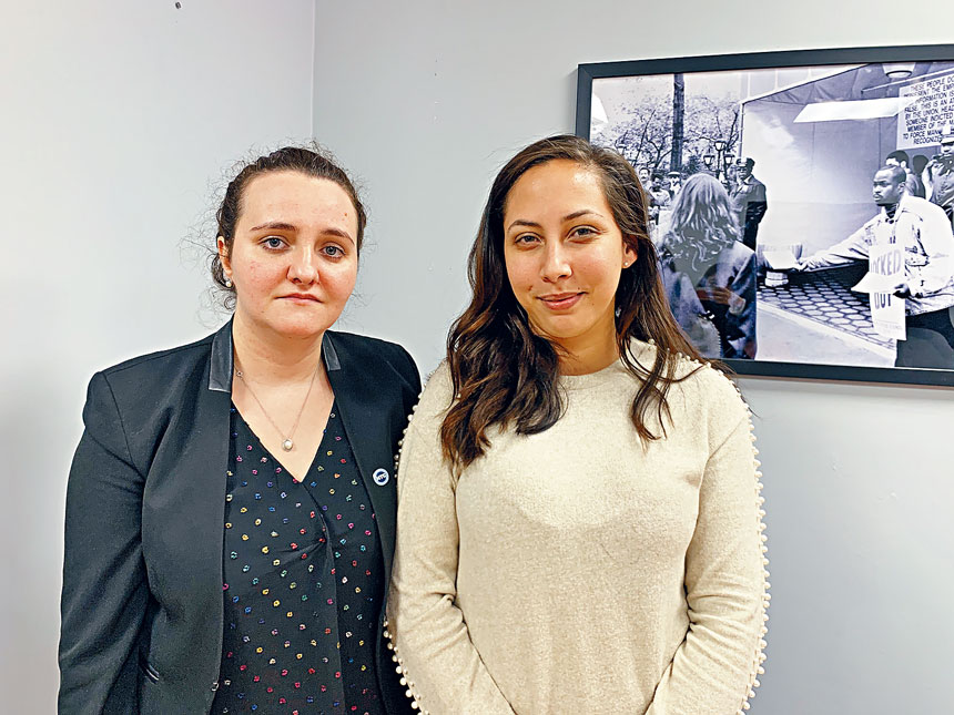 被裁員工Sanela Harbas(左)和Lauren Jouvert(右)在紐約旅館協會。