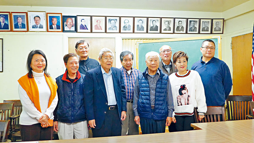 12月1日芝城中華會館舉行2020年度各科新職員複選。伍健生(前右3)當選為新主席。圖左起:卸任主席黃于紋、中文書記伍換光、元老黃景雄、伍健生主席、英文書記陳莎莎、核數李源石,後右起:前董事長陳達偉、董事梅國彬、區一平。梁敏育攝