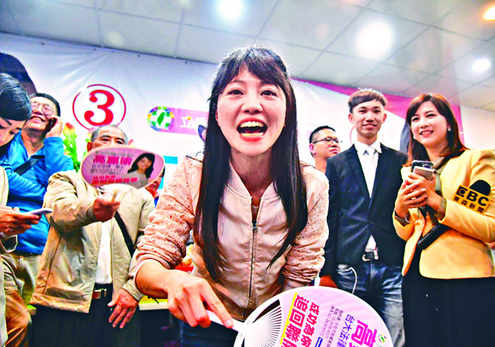 有「港湖女神」之稱民進黨台北市立委候選人高嘉瑜(中),成功由市議會躋身立法院。
中央社