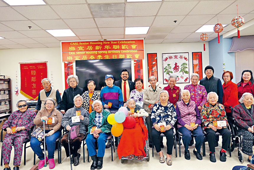 25區區長盧漢士(後左5)向樂宜居老人大廈的長者送上鼠年新春祝福與為冬季生日的壽星慶生。梁敏育攝
