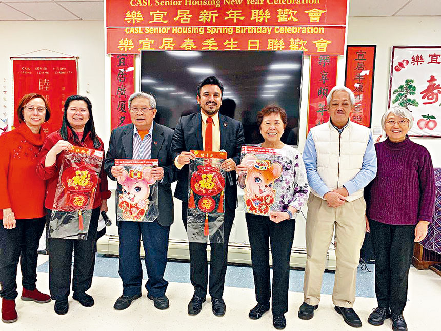 嘉賓們向老人家拜個早年,祝福長者鼠年大吉大利、身體健康、福壽康寧。圖左起:黃婉嫻、梁屏容、鄭明效、盧漢士區長、黃羅瑞雄、何棟、余彤昭。