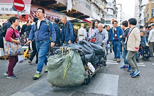 政府計畫通過關愛基金津貼失業和就業不足人士,協助他們渡過難關。