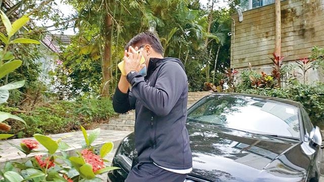 為免記者繼續追問他與張利華離婚的內情,魏駿傑拔足狂奔回寓所。