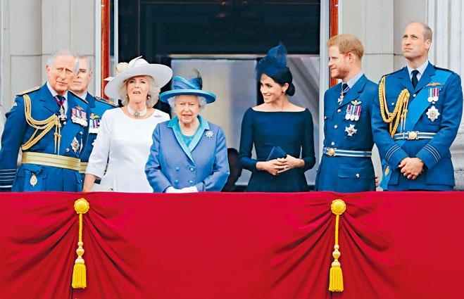 英女皇、哈里王子夫婦和威廉等皇室成員,二〇一八年七月在白金漢宮觀看飛行表演。