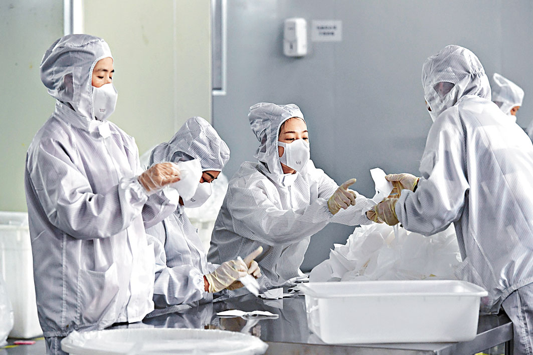 福州首條民用口罩生產綫「雷神一號」投產,每分鐘可生產口罩八百個。