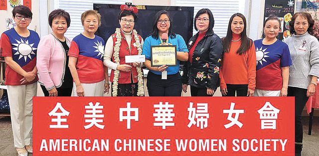 毛小苓(左四)代表全美中華婦女會,致贈善款支票給安樂居負責人Michele (左五)並接受安樂居的感謝狀。全美中華婦女會提供