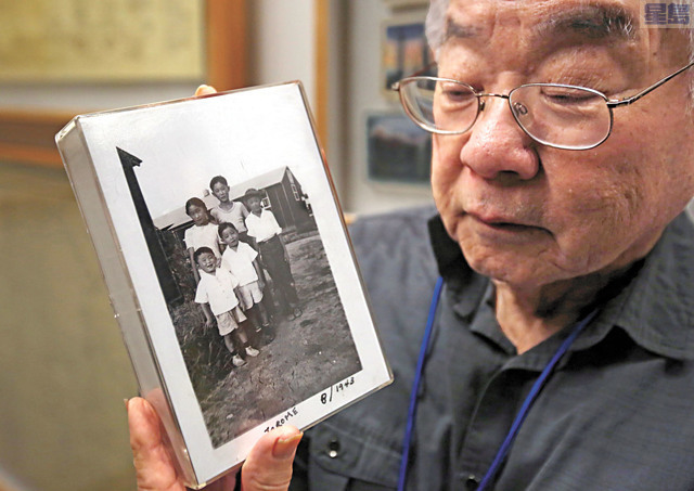 日裔大內田手持攝於1943年他和兄弟姐妹在集中營外的合照。美聯社