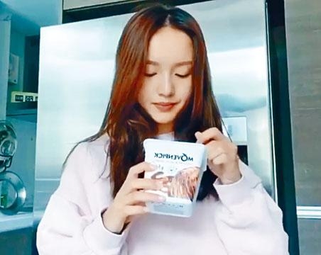 鄺潔楹玩到攰,到廚房搵雪糕食。