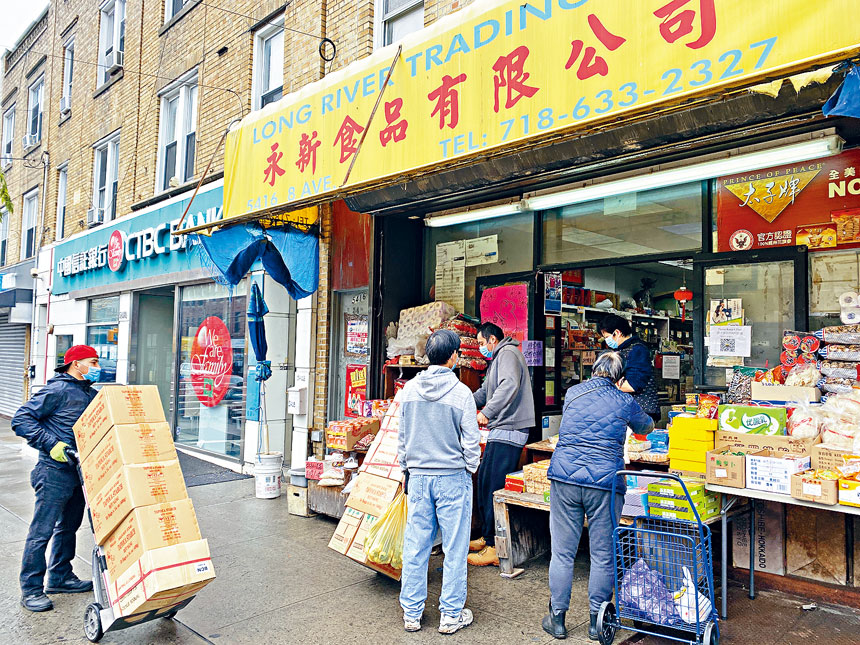 社區雜貨店在店前做生意,不准顧客入店。
