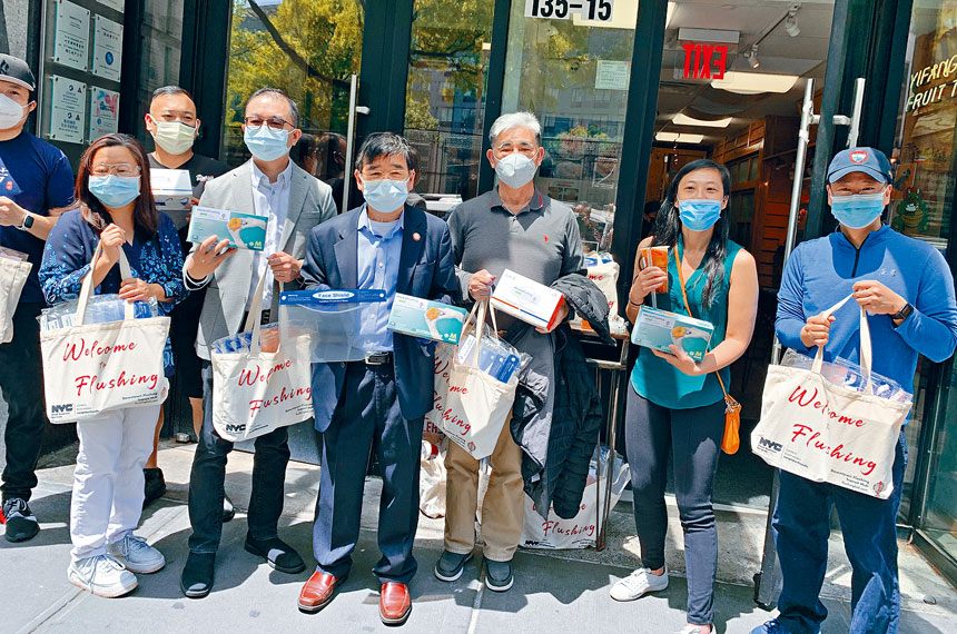 法拉盛商業區向商家送贈首批防護物資,加強員工工作環境安全。