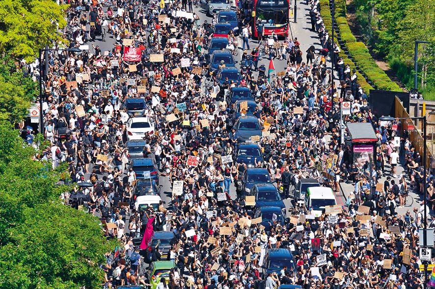 倫敦示威者周日在美國大使館外聚集,佔據多條行車。 法新社ou may require.?