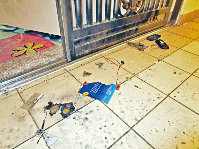 事主單位門外遭土裝燃燒裝置施襲,地上遺留碎片。