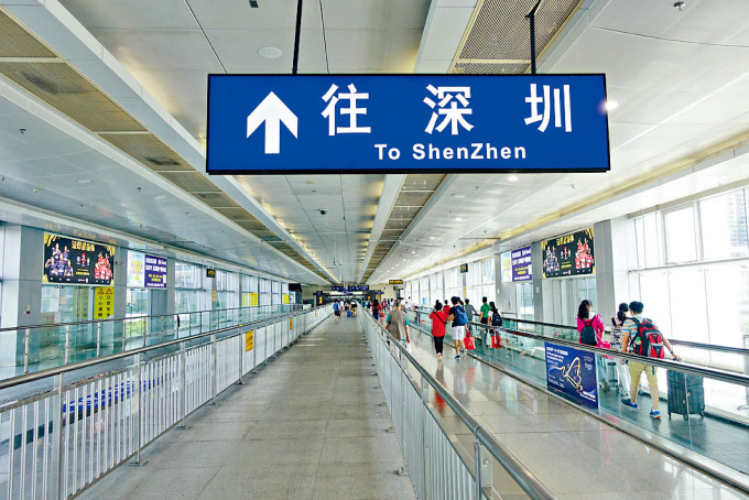 經深圳灣往內地的市民大增,前日出境人數逾二千四百多人。