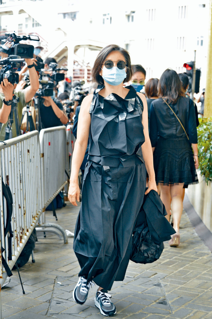 大美人林青霞雖然包到冚,但仍被記者認出。