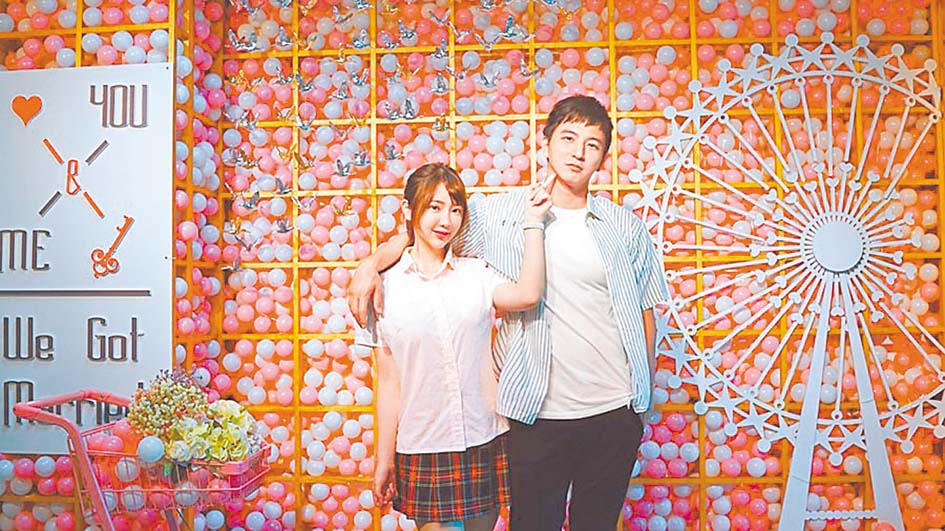 楊奇煜(右)日前宣布與女友言言(左)登記結婚。 網上圖片