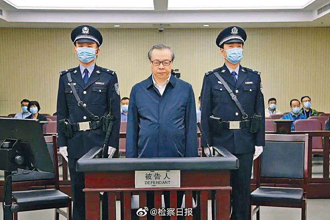 華融前董事長賴小民昨天在天津受審。
