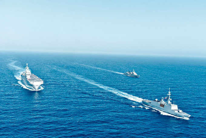 法國直升機母艦「雷鳴號」周四在希、法軍艦護送下,在東地中海參與聯合軍演。