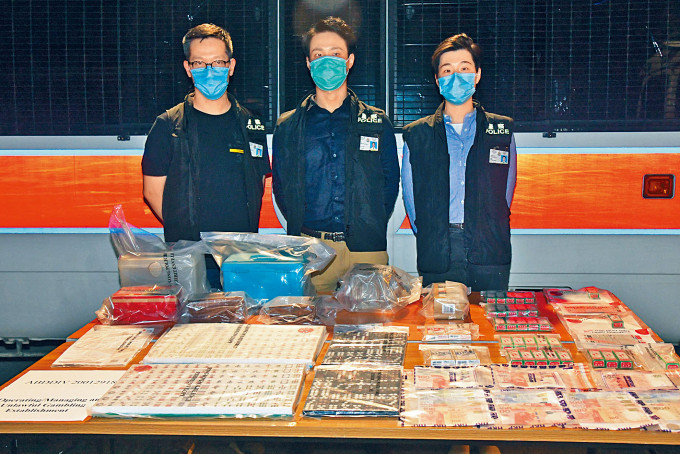 警方搗破一個以運輸公司作掩飾非法賭檔,展示檢獲證物。