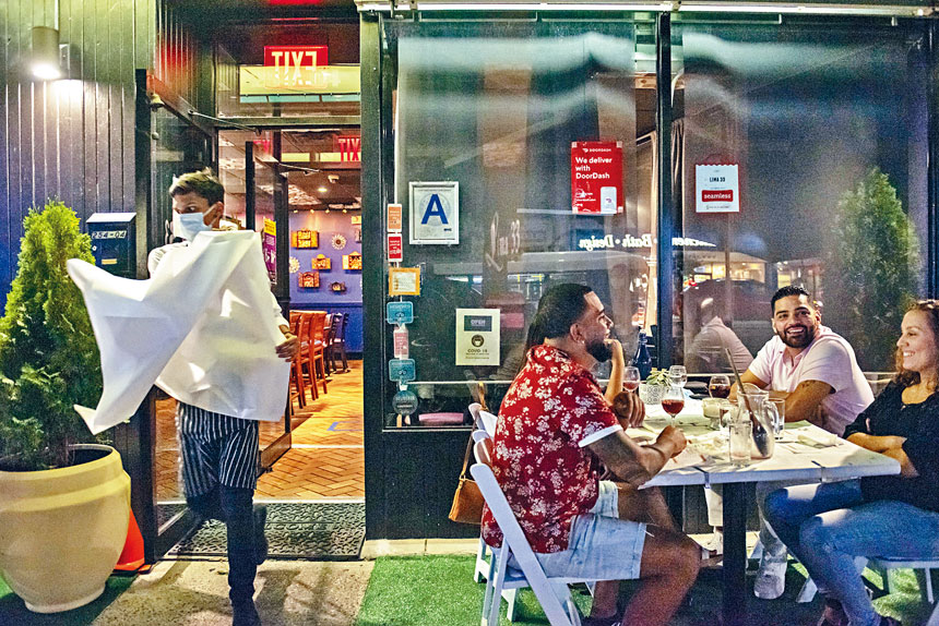 戶外用餐計劃自6月以來實施,有約1萬間餐廳參加。
Johnny Milano/紐約時報