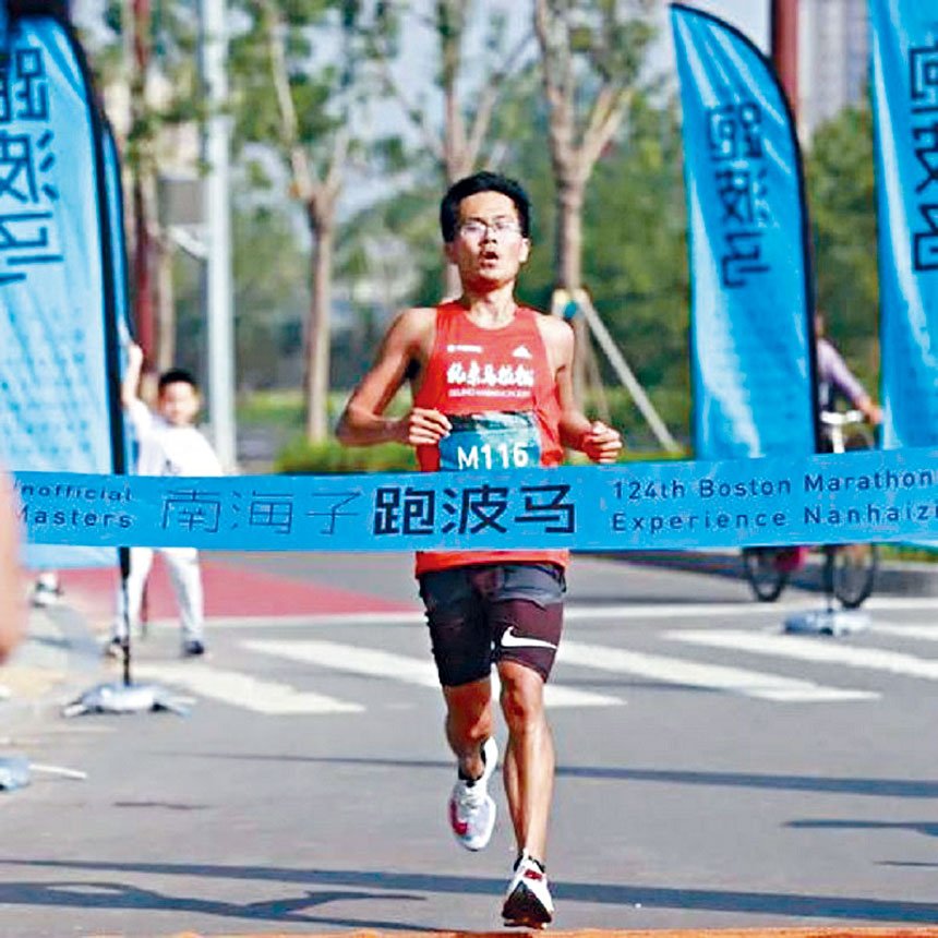 參賽選手衝過終點線。主辦方提供