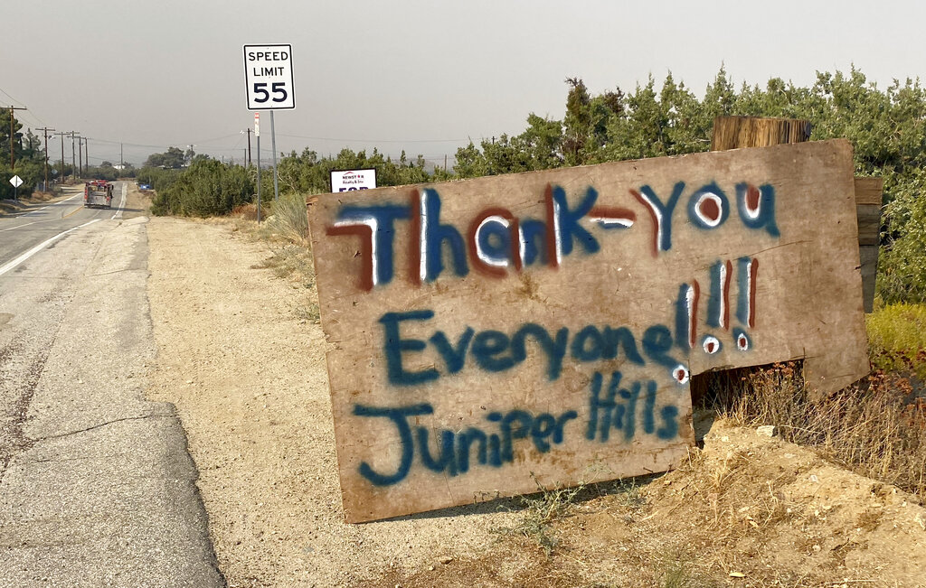 杜松山(Juniper Hills)社區居民立牌對警消人員表達感謝之意。美聯社