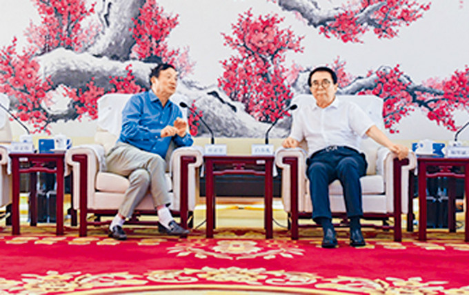 任正非(左)赴中科院拜訪院長白春禮。