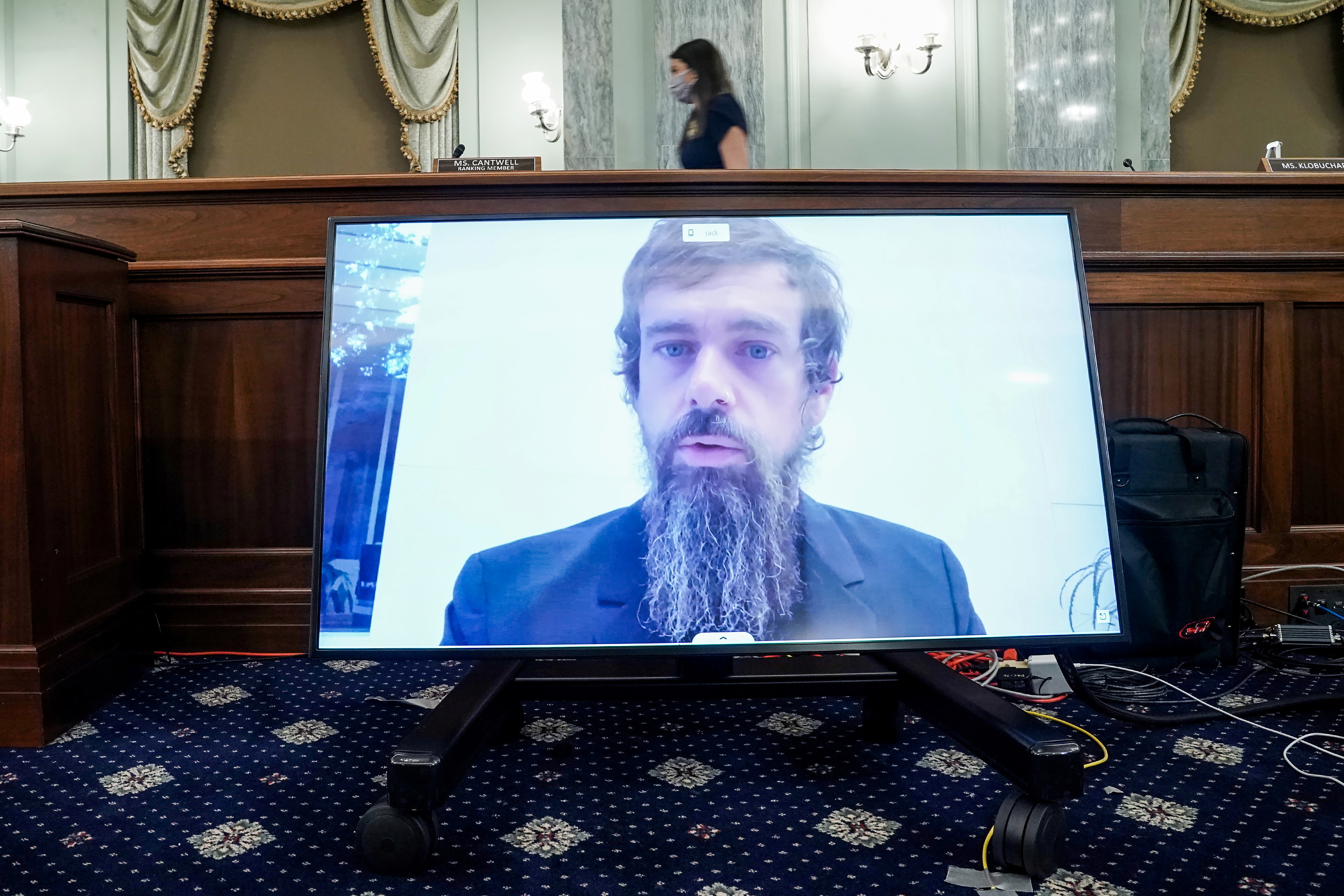 參議院舉行視像聽證會,共和黨議員克魯茲點名質疑推特的行政總裁多爾西(中)厚此薄彼,對待總統特朗普與拜登的方式完全不同。 路透社