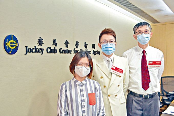 賽馬會耆智園總監郭志銳(右)表示,「智活心智測試」應用程式預計今年內上架。