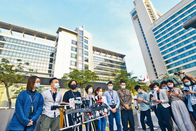 國泰宣布重組計畫,放棄旗下已有三十五年歷史的「國泰港龍航空」,工會副主席梁佩韻(左三)作出回應。