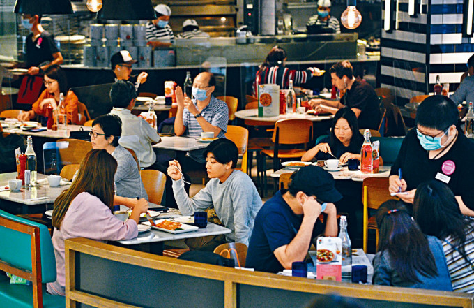 政府本周五起放寬食肆限桌令致六人一枱,但四人限聚令則維持。