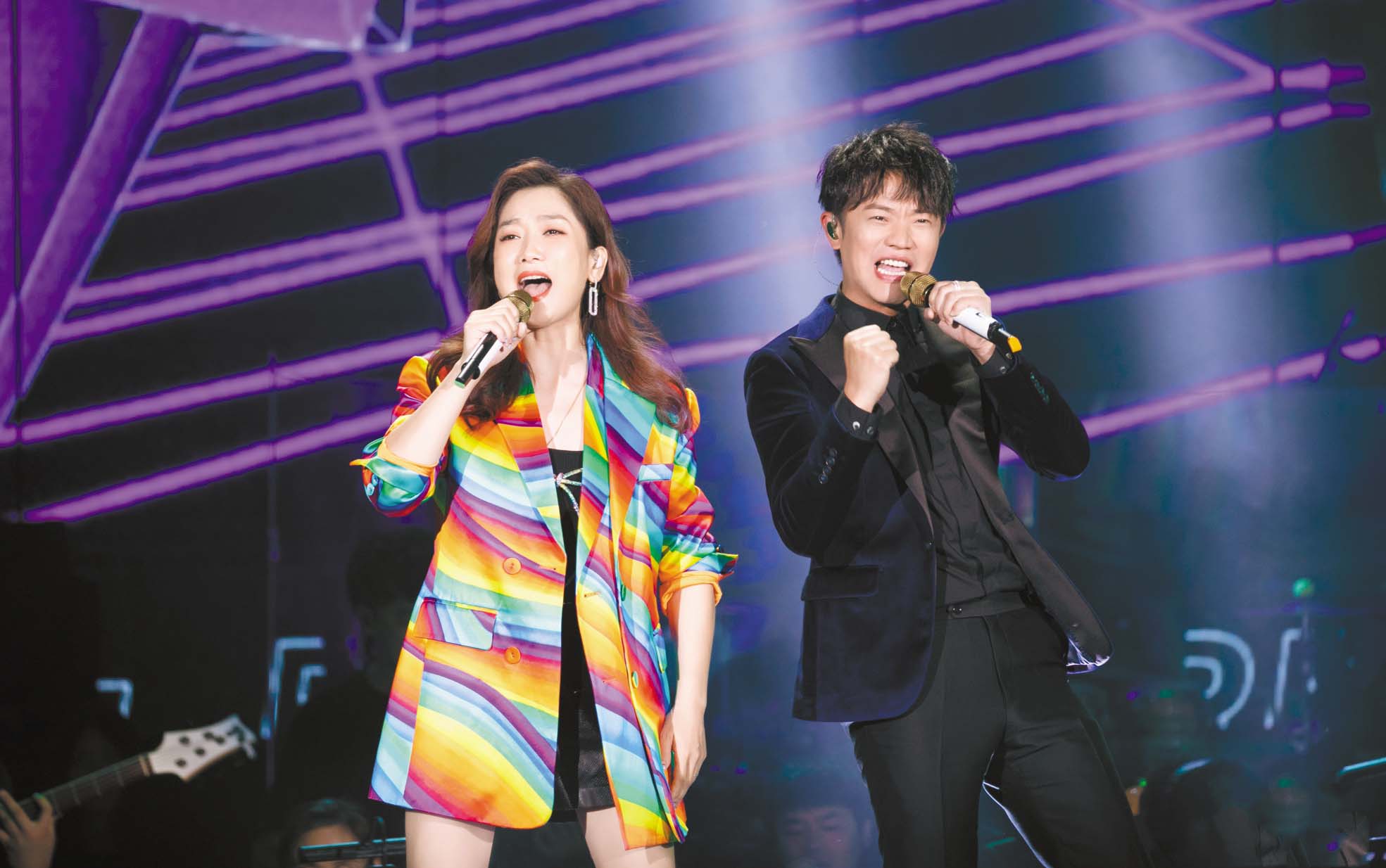 ■凰傳奇之前參加節目同台演唱。小圖為他們出席商
演活動,兩人相距遠似陌生人。 網上圖片