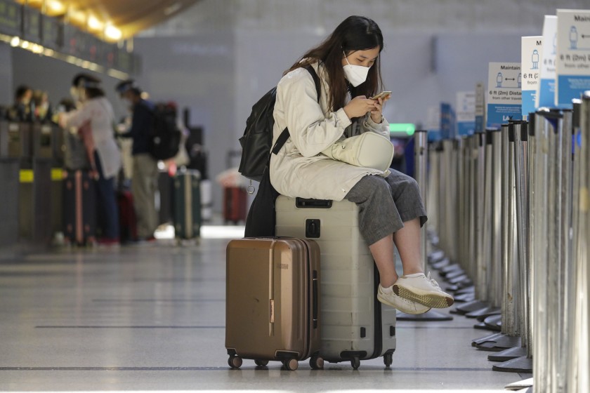 洛杉磯國際機場一名戴著口罩的旅客。洛杉磯時報