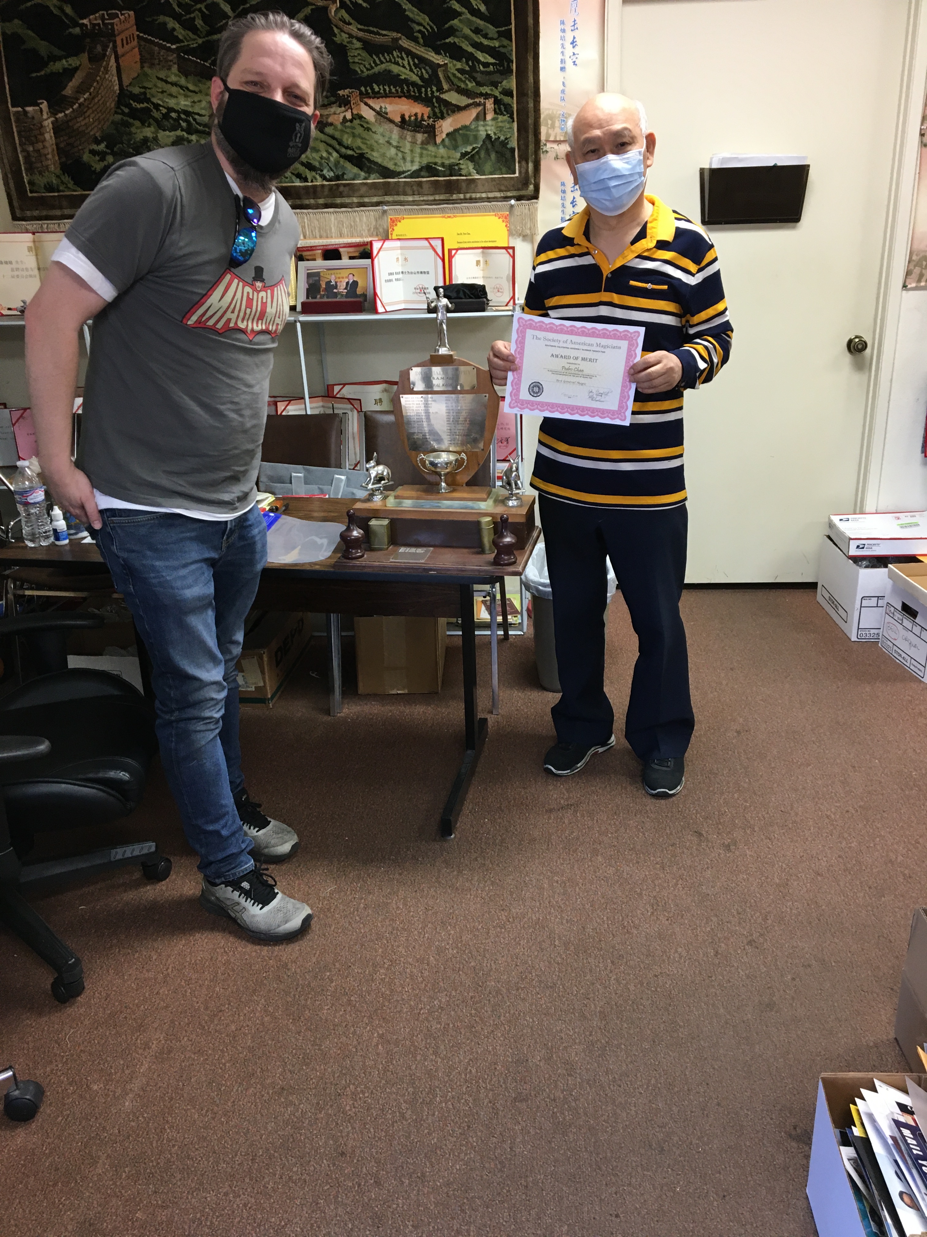 美國魔術師協會洛杉磯分會會長John Clougherty(左)向陳燦培頒發2019-2020最佳魔術獎。圖片由主辦單位提供