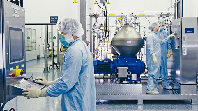 再生元製藥公司的科研人員,在紐約州的設施內研製新冠肺炎抗體療法藥物。