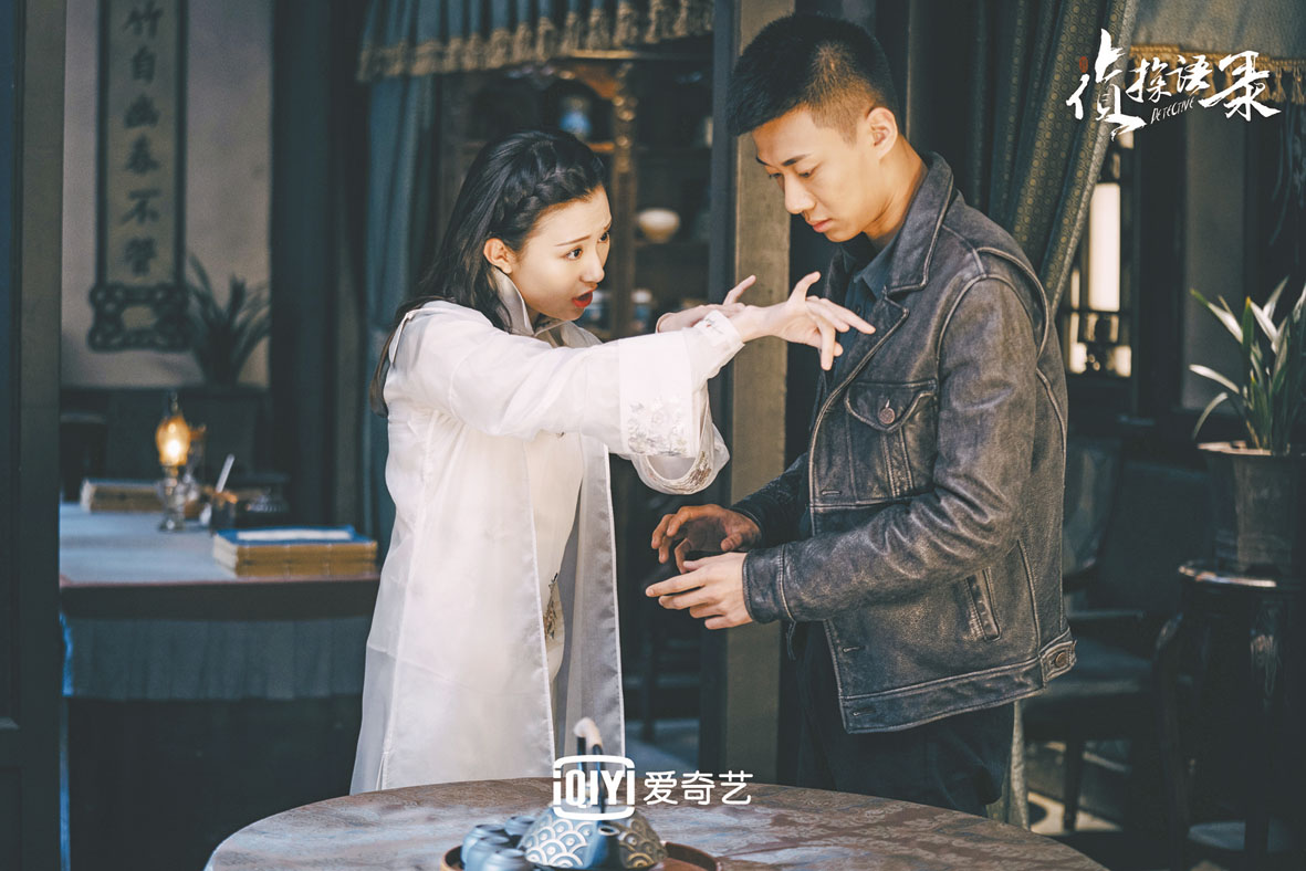 張鑫給高至霆看手上的傷口。 網上圖