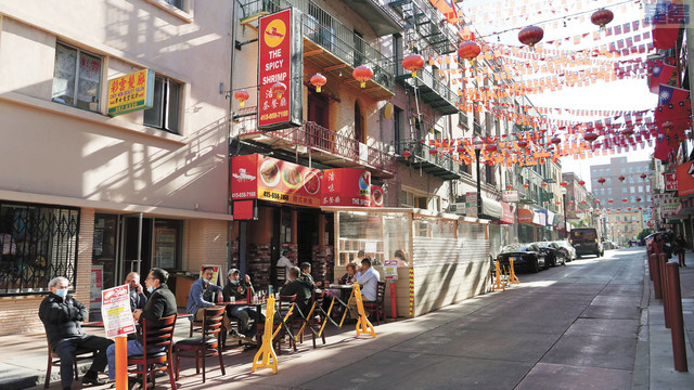 疫情上升餐館停供堂食,三藩市華埠天后廟街餐館的共用空間要加位。 記者黃偉江攝