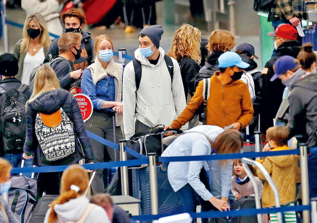 ■CDC呼籲民眾,在感恩節假期避免外遊。不過,報道指預料仍將有數以百萬的人會在感恩節外遊。圖為25日明尼阿波利斯的機場候機樓,大群旅客在等候。 美聯社