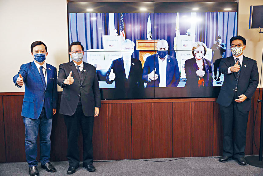 與會貴賓合影,左二為桃園市長鄭文燦、處長李光章(左三)、紐華克市市長Ras Baraka(右三)。