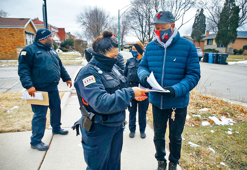 芝市警與社區組織分發傳單要民眾提高警惕心,避免成為受害人。