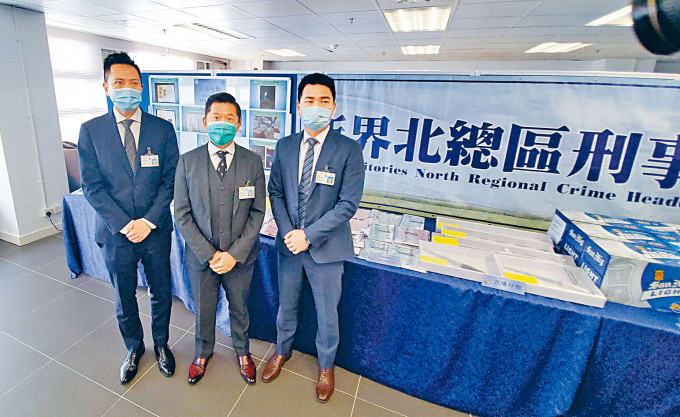張文俊警司(中)講述行動經過。