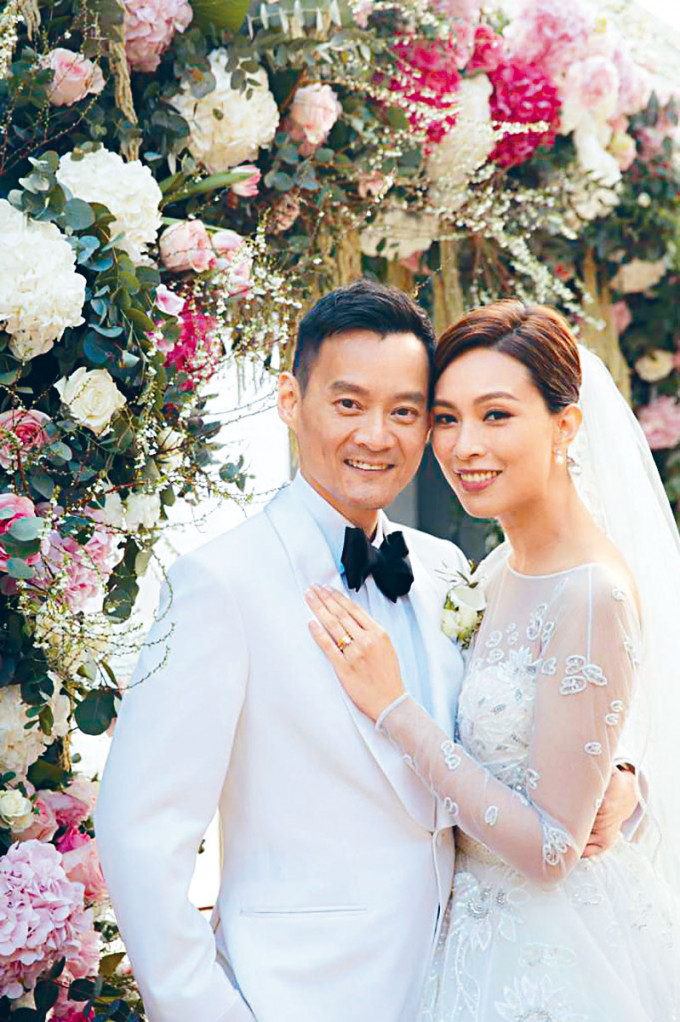 有指新郎以豪宅鎖匙定情,及百萬藍籌股求婚。