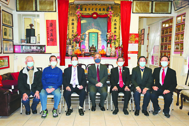 監交人悅和元老(中);顧問士勤(左2);滿任主席暨議長務遠(左3);新任主席傑為(右3)、副主席雲青(右2);中文書記恩澤(右1)、幹事福庭(左1)出席交接儀式。馬紅兵攝