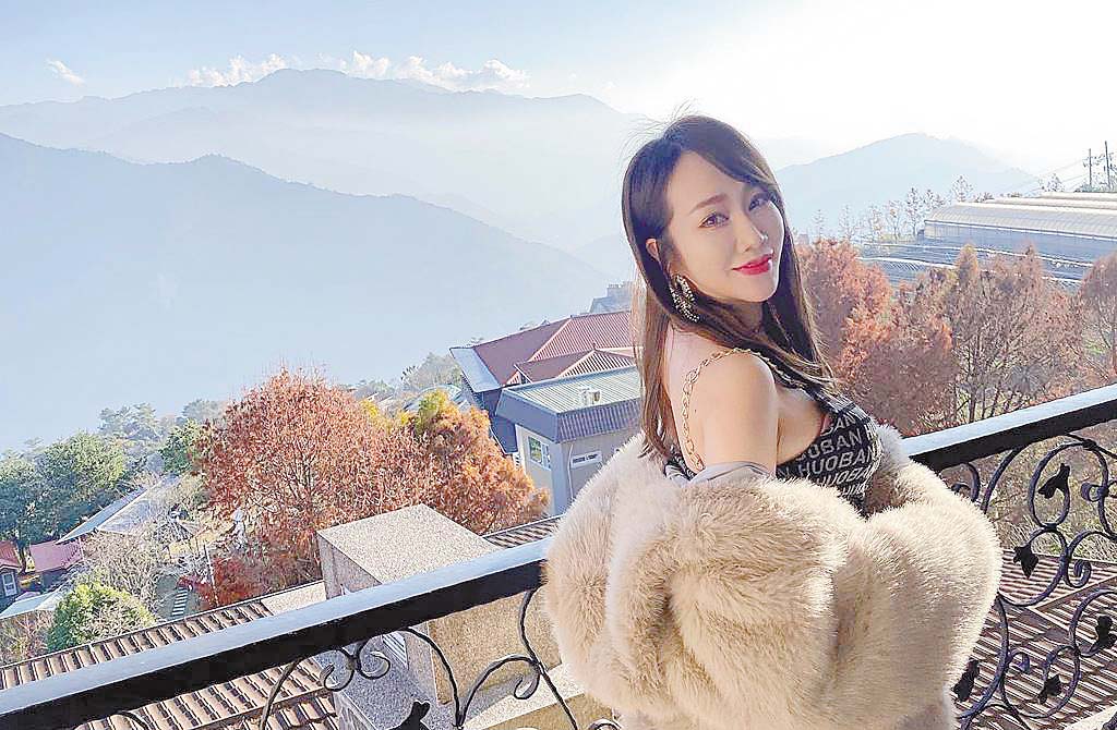林佩瑤曬側身照片