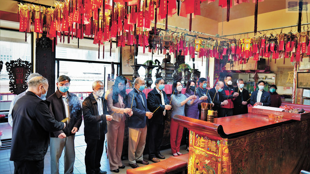 三藩市市參事陳詩敏在華埠陳穎川總堂拜祭祖先、先賢。 記者黃偉江攝