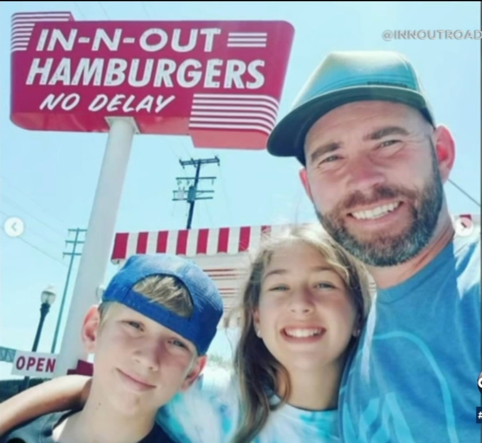 馮德海德帶著兩名孩子探訪全美「In-N-Out」漢堡店。abc 7
