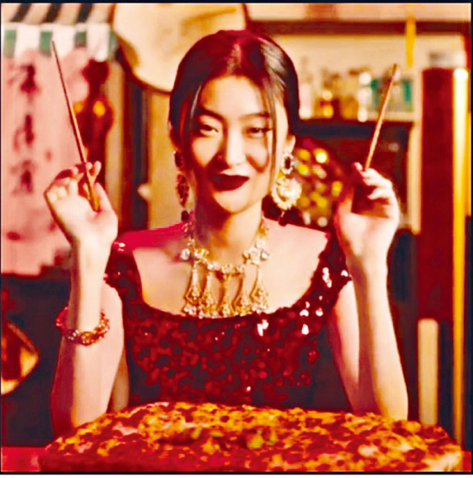 D&G女模用筷子吃薄餅的短片截圖。