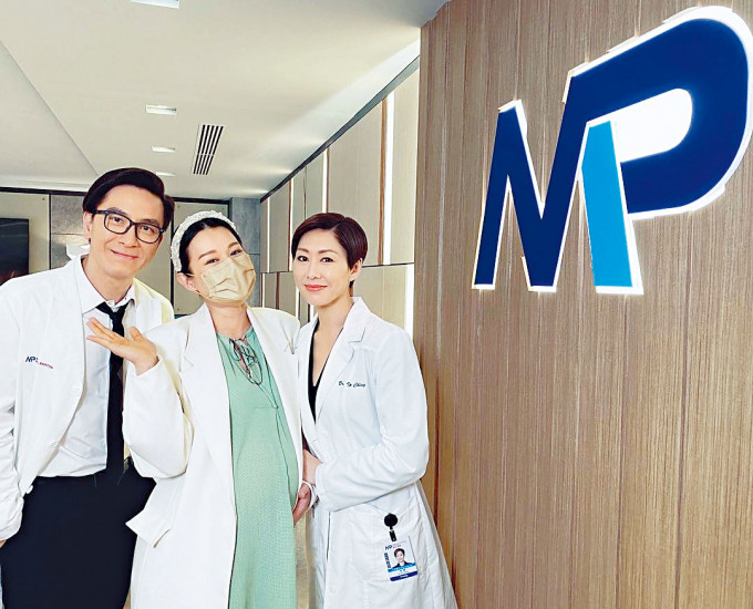 杏兒現身探班,與老友胡定欣、馬國明合照。