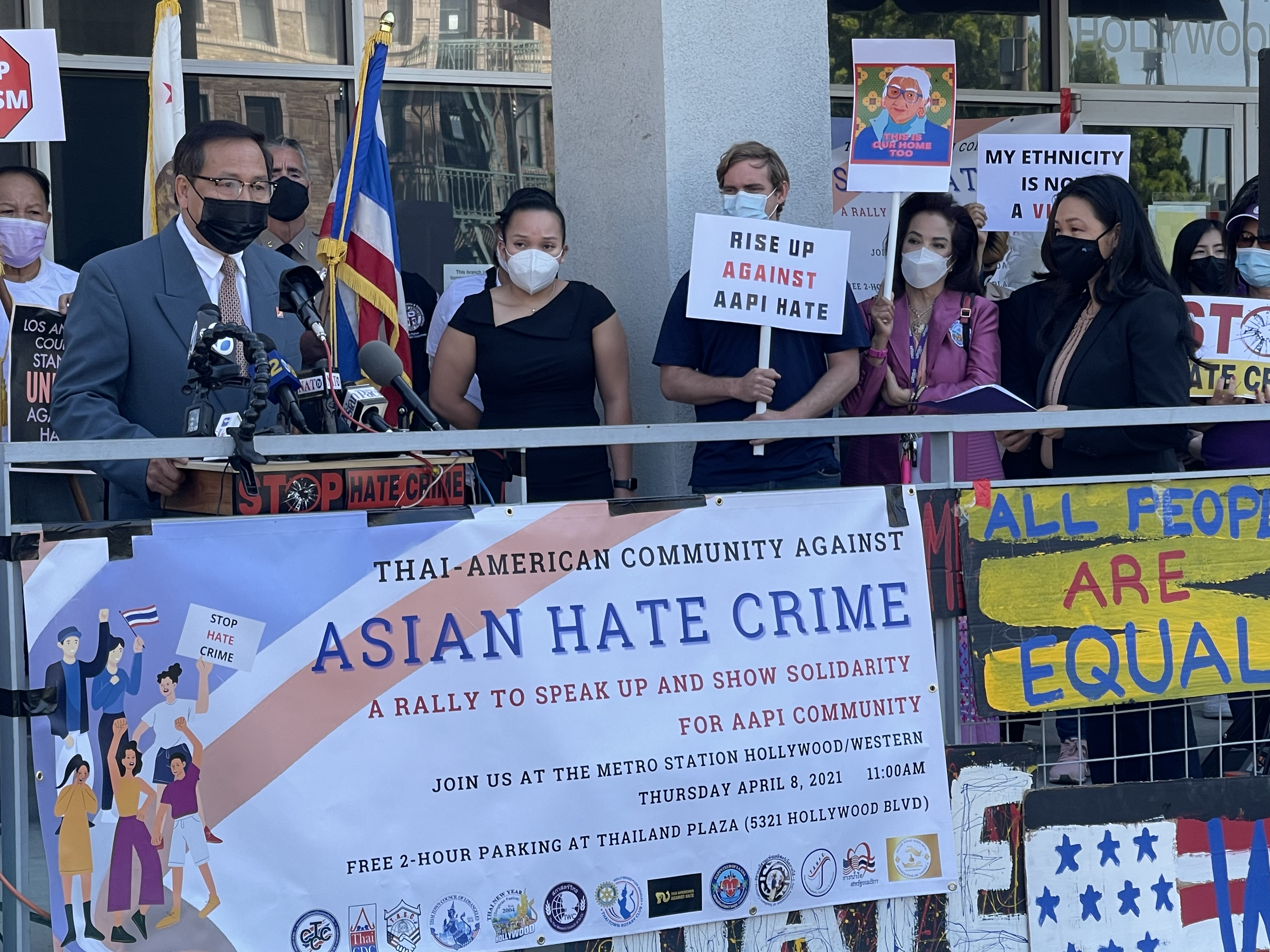 洛杉磯中華總商會主席莊佩源在抗議亞裔歧視犯罪的示威活動中致詞。