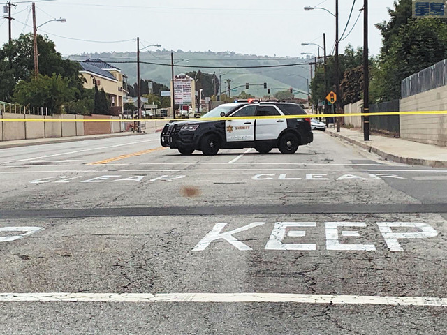 命案發生後羅蘭崗的富樂頓大道近Colima大道路段,警方清晨起大陣仗封路調查,行經車輛必須改道擠在附近住宅區小道內寸步難行,直至下午才解封。本報記者攝