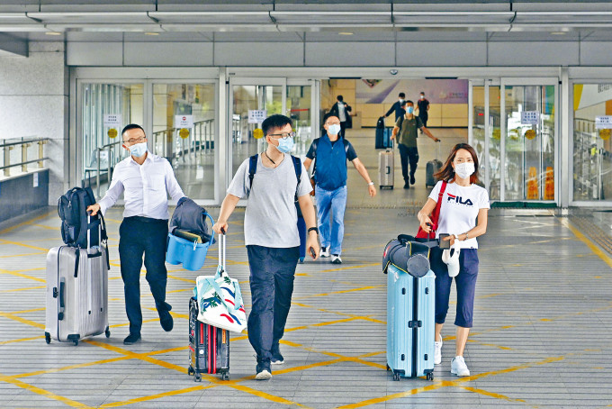 在疫情緩和下,政府擬放寬「回港易」及「來港易」,令較多內地港人及非港人可以入境。